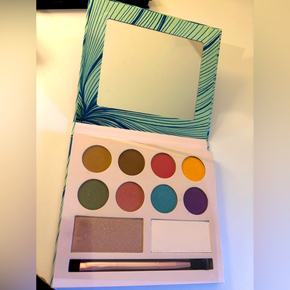 Laura Sanchez 8 shadow and 2 highlighter palette